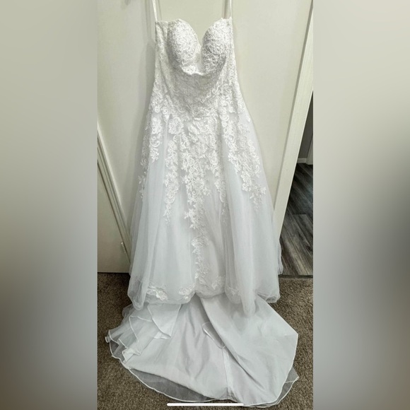 David’s Bridal - Lace & Tulle Ballgown Wedding Dress - Picture 2 of 9